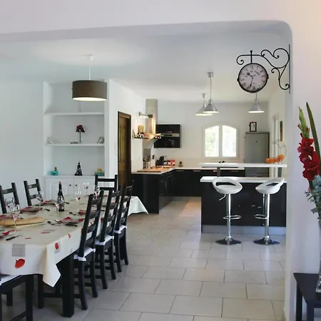 4 Bedroom Awesome Home In Apt Ferienhaus *