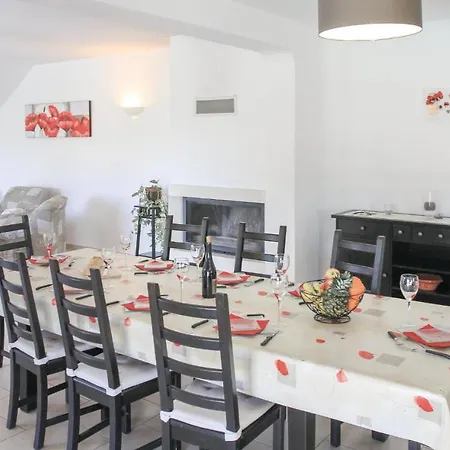 Prázdninový dům 4 Bedroom Awesome In *